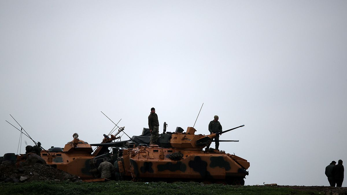 قوات تركية قرب الحدود مع سوريا 