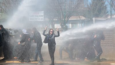 شاهد: الشرطة التركية تفرق متظاهرين أكراد في ديار بكر