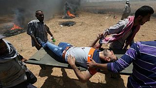فلسطینی معترضی که در تظاهرات سال گذشته در مرز غزه مجروح شد