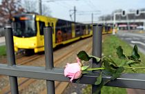 Hollandalılar saldırıda kurbanları anmak için olay yerine çiçek bıraktı