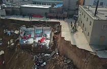 شاهد.. انزلاق أرضي في الصين يتسبب بدمار مبنى ومقتل 15 شخصا