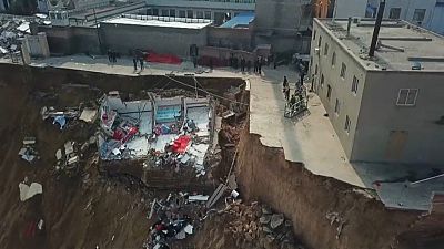 شاهد.. انزلاق أرضي في الصين يتسبب بدمار مبنى ومقتل 15 شخصا