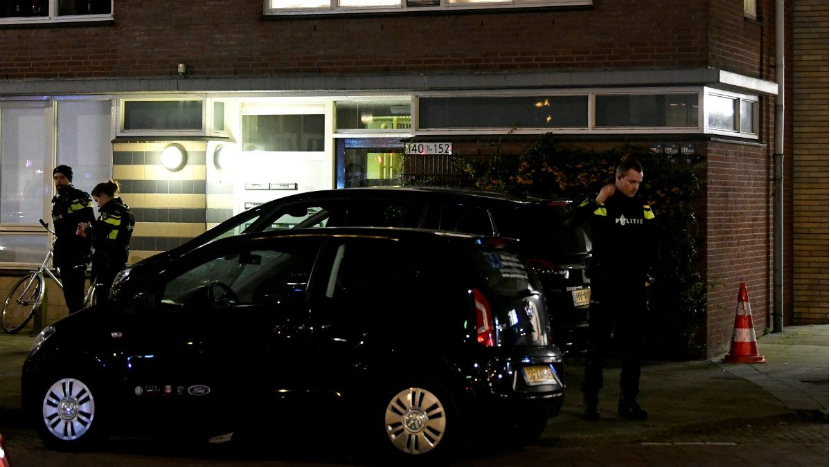 پلیس هلند در جلوی خانه ای که مظنون به تیراندازی در آن دستگیر شده است