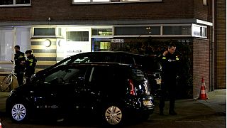 پلیس هلند در جلوی خانه ای که مظنون به تیراندازی در آن دستگیر شده است