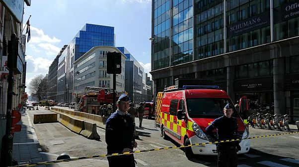 Brüksel'de AB kurumlarının bulunduğu Schuman Meydanı'nda bomba paniği Brüksel'de AB kurumlarının bulunduğu Schuman Meydanı'nda bomba paniği