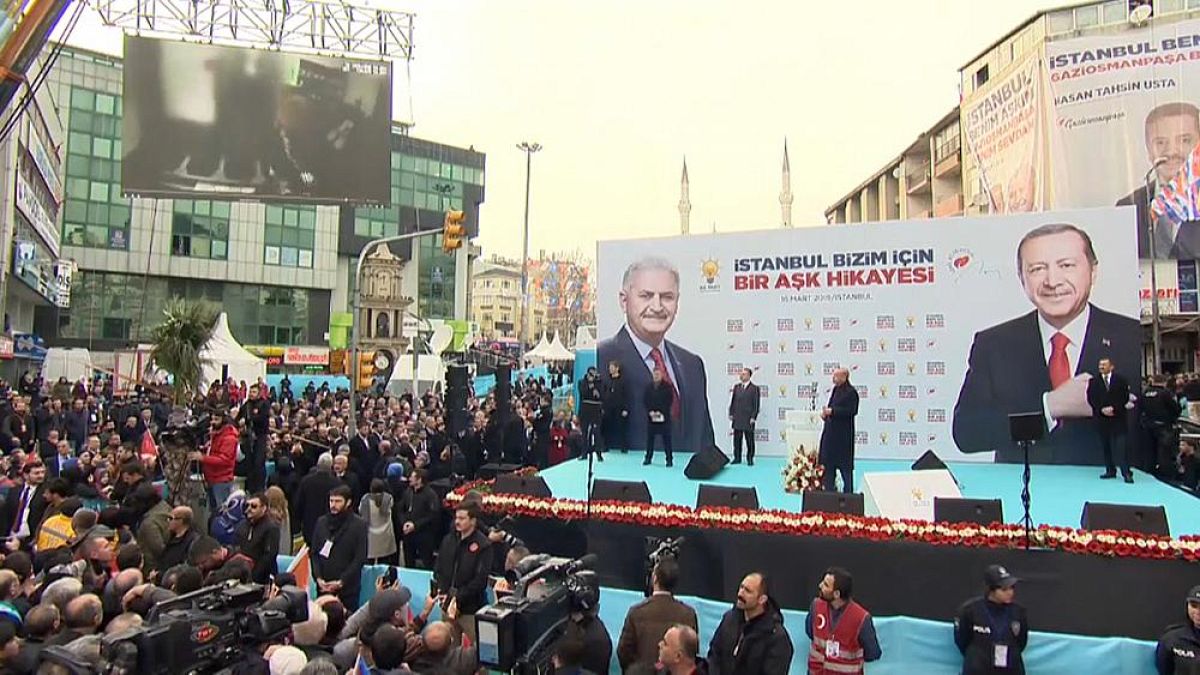 Erdoğan mitingde görüntüleri izletti