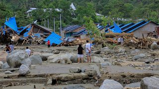 Число жертв наводнений в Индонезии растёт
