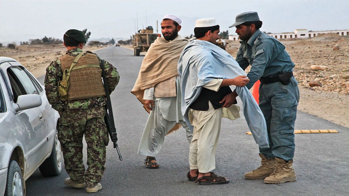 واکنش دولت و مردم افغانستان به سیلی یک نماینده مجلس به گوش مامور پلیس