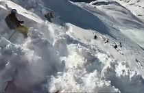 لحظة الانهيار الجليدي في جبال الألب بالنمسا