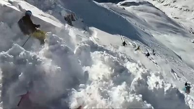 لحظة الانهيار الجليدي في جبال الألب بالنمسا