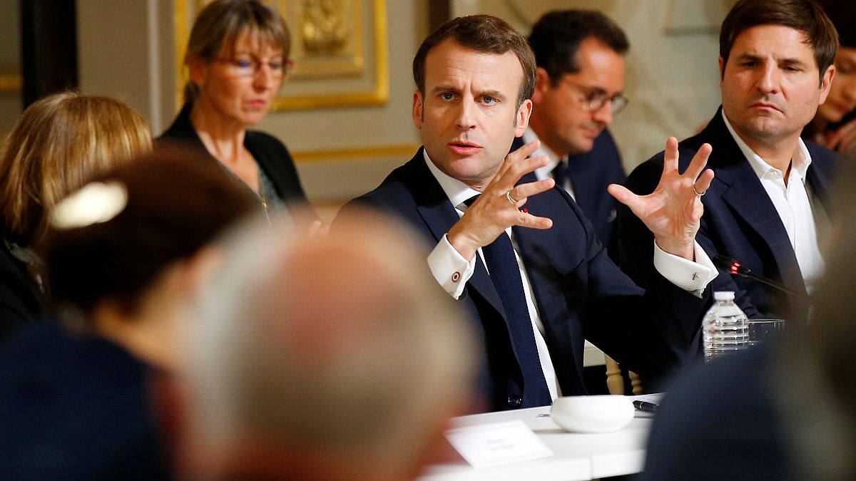 Nyolc és fél órás, élő vitával zárta le Macron a sárgamellényesek követelései miatti nemzeti vitát