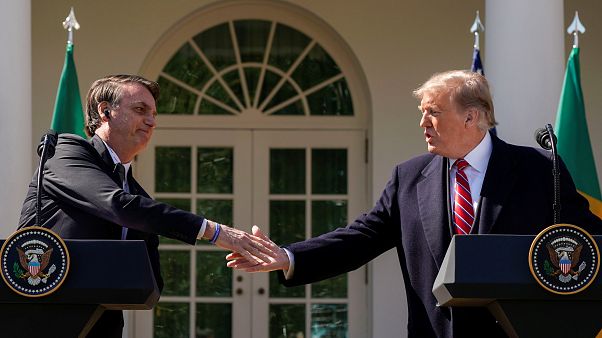 Trump et Bolsonaro affichent leur complicité à la Maison-Blanche Trump et Bolsonaro affichent leur complicité à la Maison-Blanche