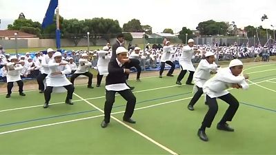 طلاب مسلمون يأدون رقصة الهاكا