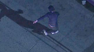 الشاب يرقص "هيب هوب" أثناء إلقاء القبض عليه من قبل شرطة لوس أنجليس