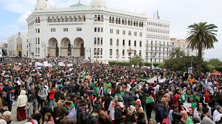جزائريون يحتجون على الرئيس عبد العزيز بوتفليقة في العاصمة الجزائر