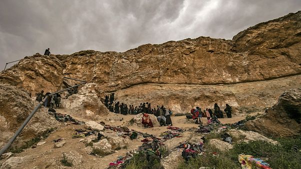 من مخيم داعش إلى الرقة.. عائلات سورية تعود إلى بيوتها لتجد مدينة تعاديها وسكاناً ينبذونها من مخيم داعش إلى الرقة.. عائلات سورية تعود إلى بيوتها لتجد مدينة تعاديها وسكاناً ينبذونها