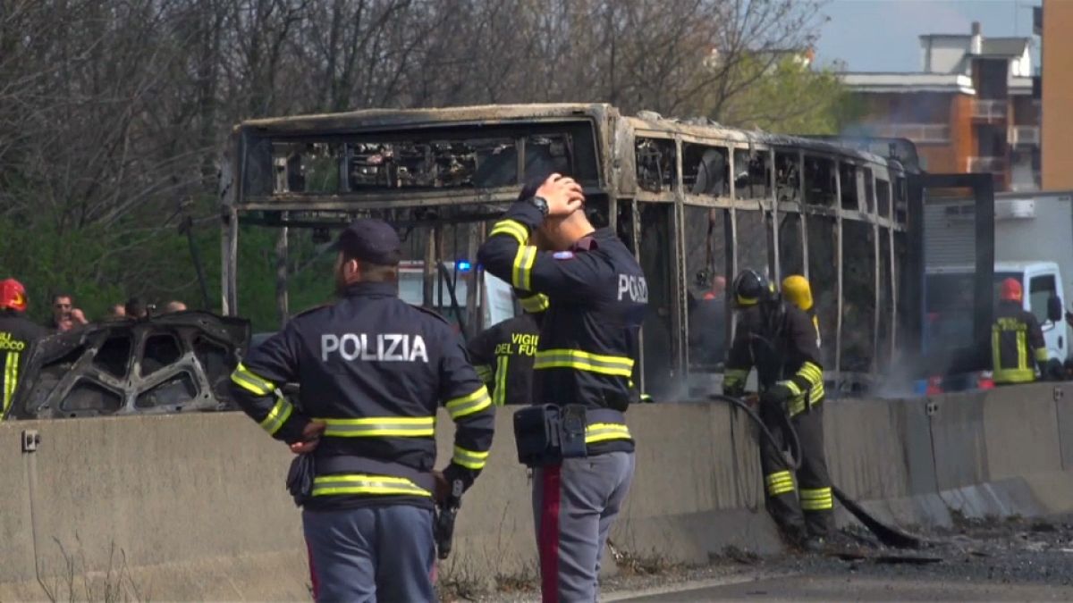 В Италии сенегалец поджег автобус со школьниками