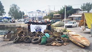 Μέγαρα: Δύτες αφαίρεσαν 750 κιλά σκουπίδια από το βυθό της Πάχης (vid)
