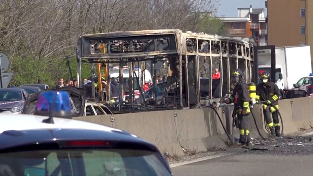 احتجاجا على غرق مهاجرين سائق يضرم النار في حافلة تقل أطفالا في إيطاليا 