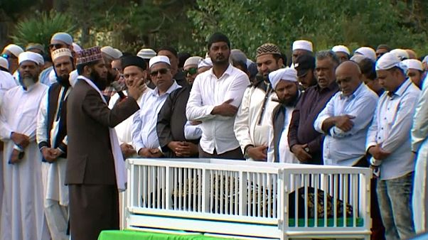 الآلاف يحتشدون لحضور جنازة إمام شهير قُتل بمذبحة المسجدين الآلاف يحتشدون لحضور جنازة إمام شهير قُتل بمذبحة المسجدين