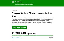 Brexit'in iptali için 3 milyona yakın imza toplandı, May geri adım atmak istemiyor