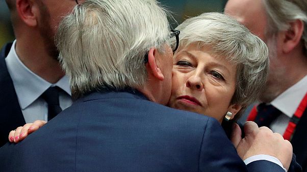 Theresa May cumprimenta Juncker Theresa May cumprimenta Juncker