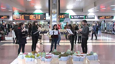 شاهد: موسيقيون يفاجئون رواد محطة القطار بالأزهار والموسيقى في إسبانيا