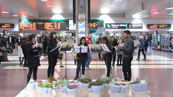 Virágokkal és zenével köszöntötték a tavaszt Madridban Virágokkal és zenével köszöntötték a tavaszt Madridban