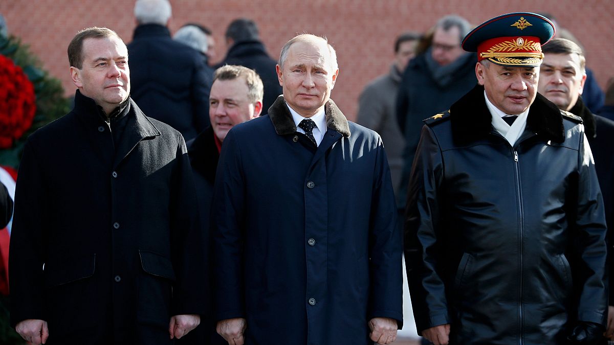 الرئيس الروسي فلادميير بوتين رفقة الوزير الأول(يسار)و وزير الدفاع (يمين)