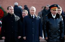 الرئيس الروسي فلادميير بوتين رفقة الوزير الأول(يسار)و وزير الدفاع (يمين)