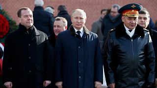 الرئيس الروسي فلادميير بوتين رفقة الوزير الأول(يسار)و وزير الدفاع (يمين)