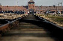Auschwitz chiede ai visitatori di non farsi foto in equilibrio sui binari del treno