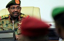 البشير يعين رئيس الحزب الحاكم أحمد هارون مساعدا له ويحظِر تخزين العملة السودانية