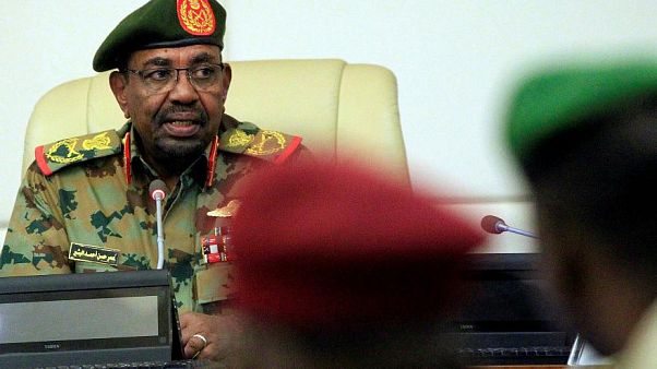 البشير يعين رئيس الحزب الحاكم أحمد هارون مساعدا له ويحظِر تخزين العملة السودانية البشير يعين رئيس الحزب الحاكم أحمد هارون مساعدا له ويحظِر تخزين العملة السودانية
