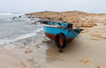 قارب مهاجرين بالقرب من مصراتة في ليبيا