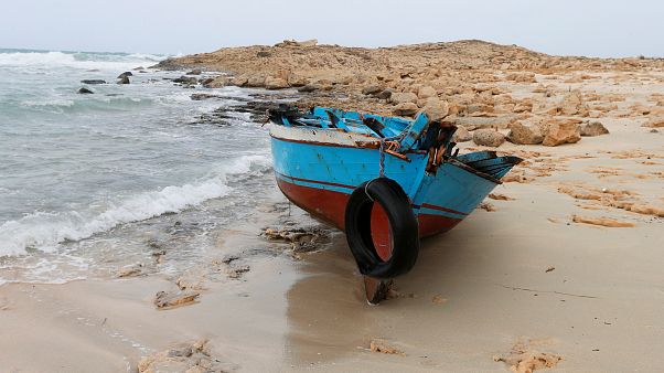 قارب مهاجرين بالقرب من مصراتة في ليبيا قارب مهاجرين بالقرب من مصراتة في ليبيا