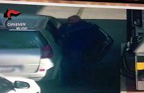 In video Osseynou Sy mentre riempie una tanica di benzina