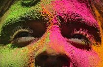 شاهد: الآلاف يحتفلون بمهرجان الألوان في نيوديلهي
