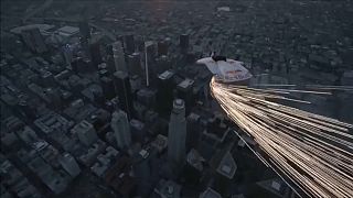 Video: Los Angeles semalarında insan meteorlar kaydı