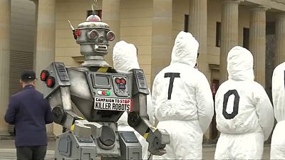 شاهد: الألمان يلبسون زي الروبوت للاحتجاج على "الروبوتات القاتلة"