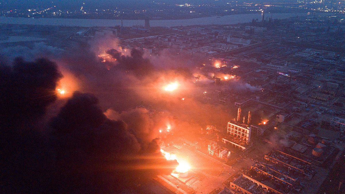 Взрыв на химкомбинате в Китае: десятки погибших, сотни раненых