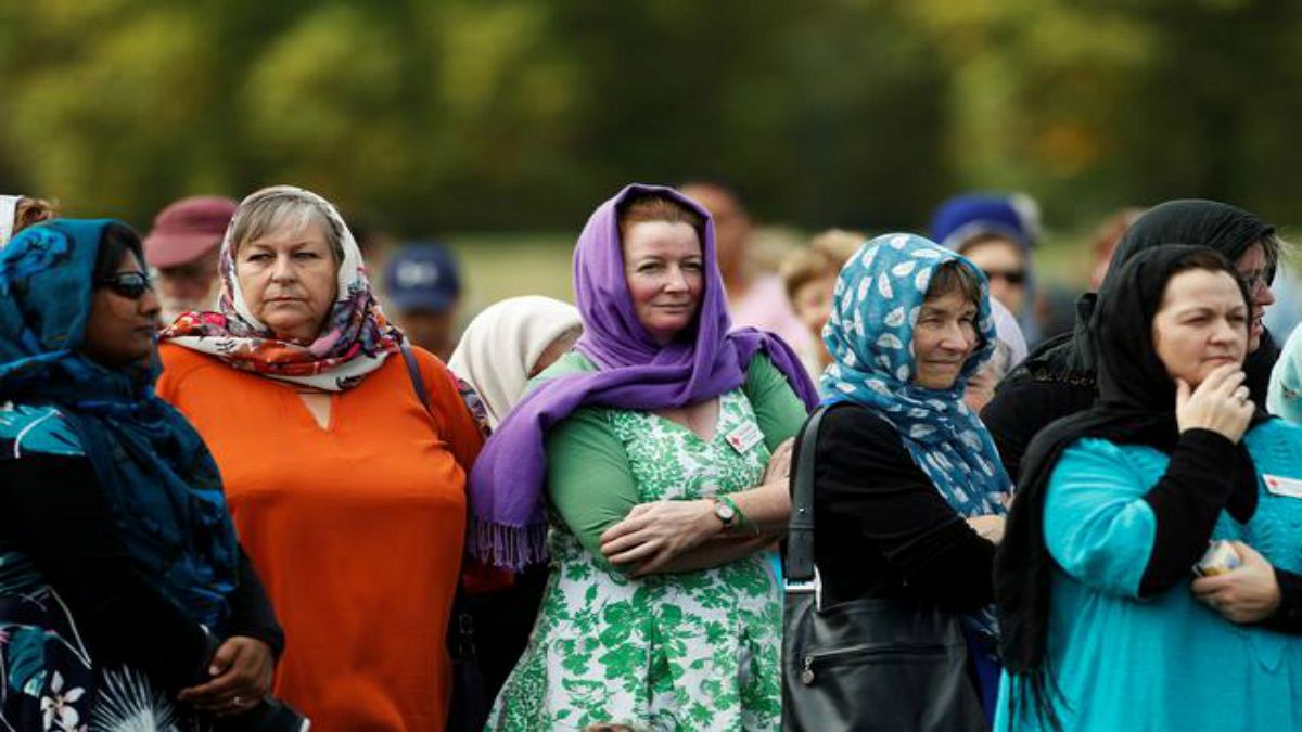 زنان نیوزیلند در حمایت از مسلمانان روسری سر کردند 