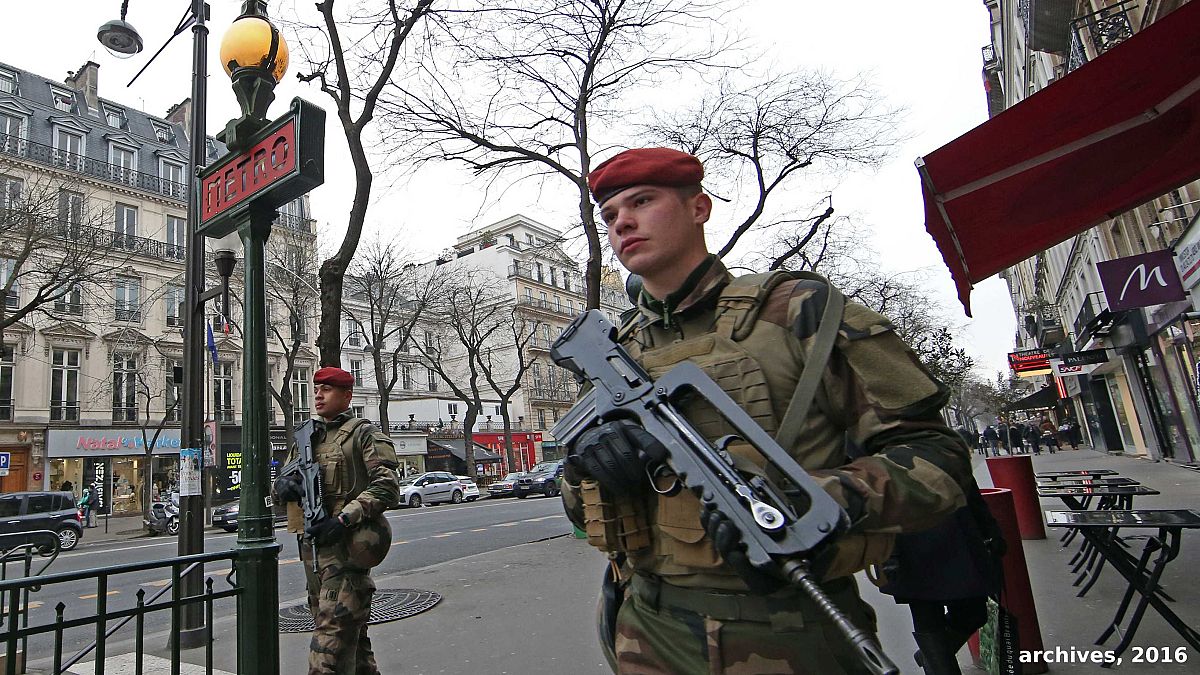 Fransa: Sarı Yelekliler'e karşı terörle mücadele birimleri sokağa iniyor