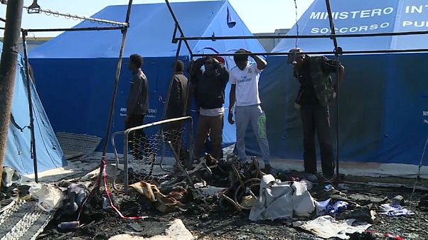 Ancora un rogo nella nuova tendopoli di San Ferdinando: un morto Ancora un rogo nella nuova tendopoli di San Ferdinando: un morto