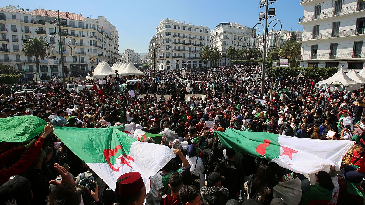 فيديو: آلاف الجزائريين يطالبون بتنحي بوتفليقة في الجمعة الخامسة للحراك الشعبي 
