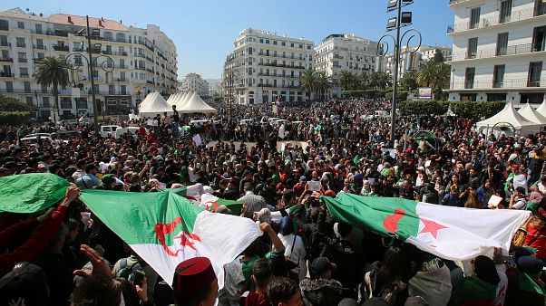 فيديو: آلاف الجزائريين يطالبون بتنحي بوتفليقة في الجمعة الخامسة للحراك الشعبي فيديو: آلاف الجزائريين يطالبون بتنحي بوتفليقة في الجمعة الخامسة للحراك الشعبي