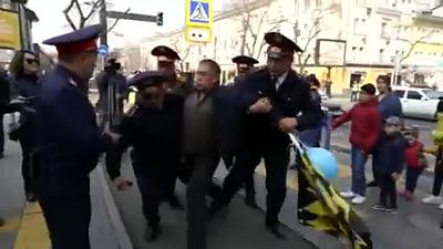 شاهد: حملة اعتقالات في كازاخستان تستهدف صفوف المتظاهرين