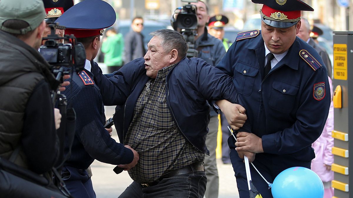 Kazakistan'da istifa eden Nazarbayev'e karşı protesto yapan muhalifler gözaltına alındı