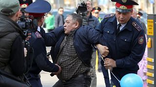 Kazakistan'da istifa eden Nazarbayev'e karşı protesto yapan muhalifler gözaltına alındı