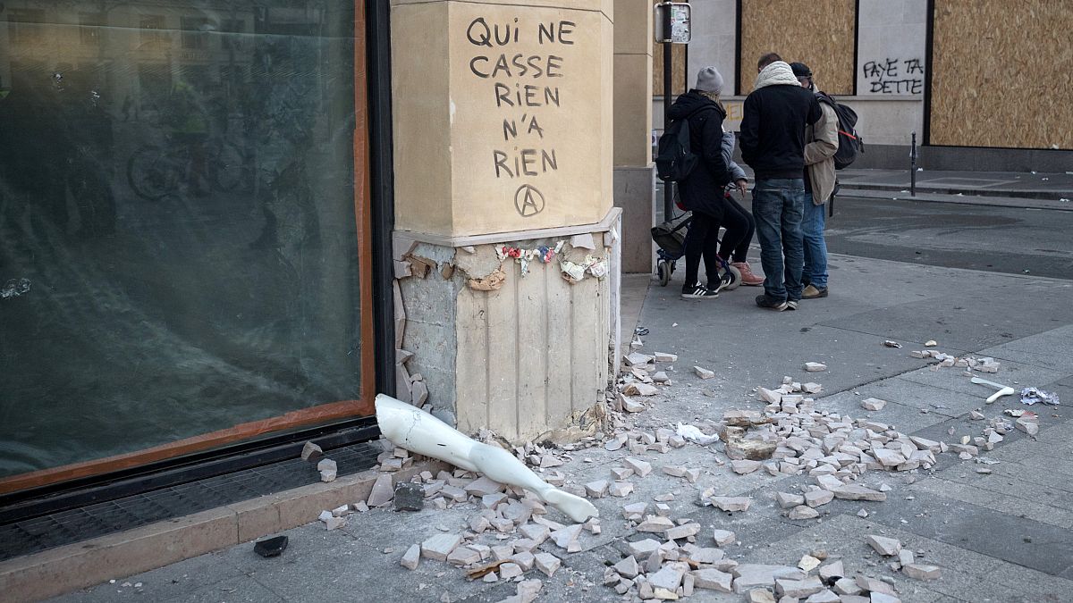 Paris reforça medidas face a novos protestos